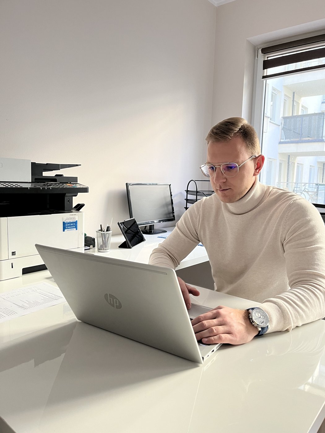 Marcin Szczepański przy biurku